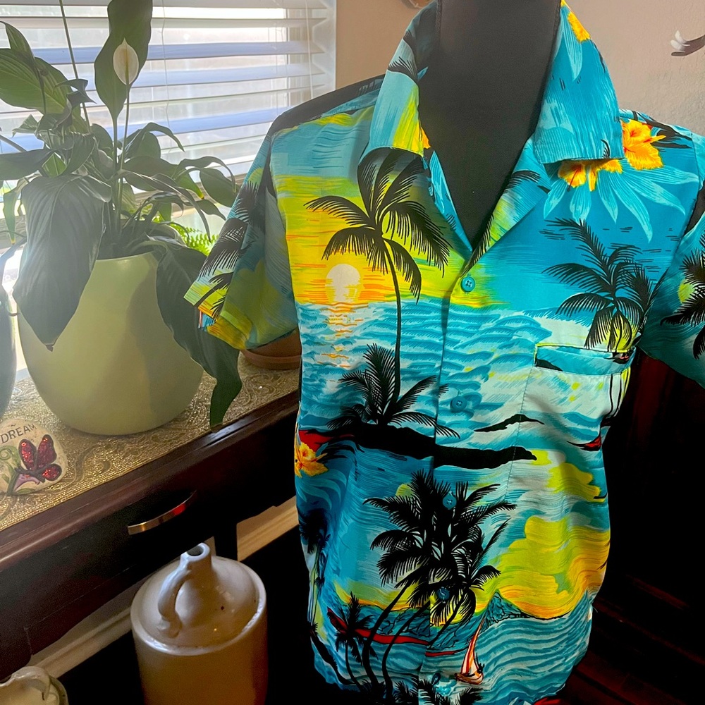 VHO Women’s Hawaiian shirt. Size XS.